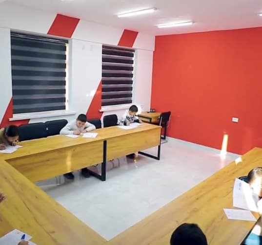 O'qituvchi va talabalar